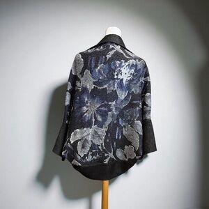 Veeca black/blue crinkle shrug